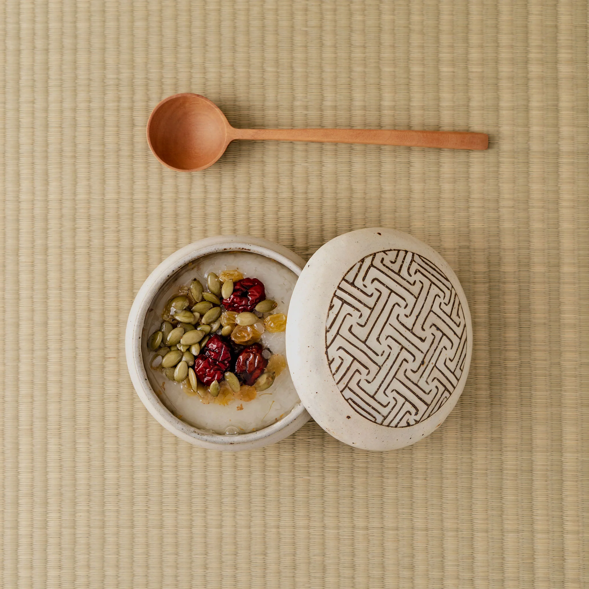Soup Bowl with Patterned Lid - Image 4